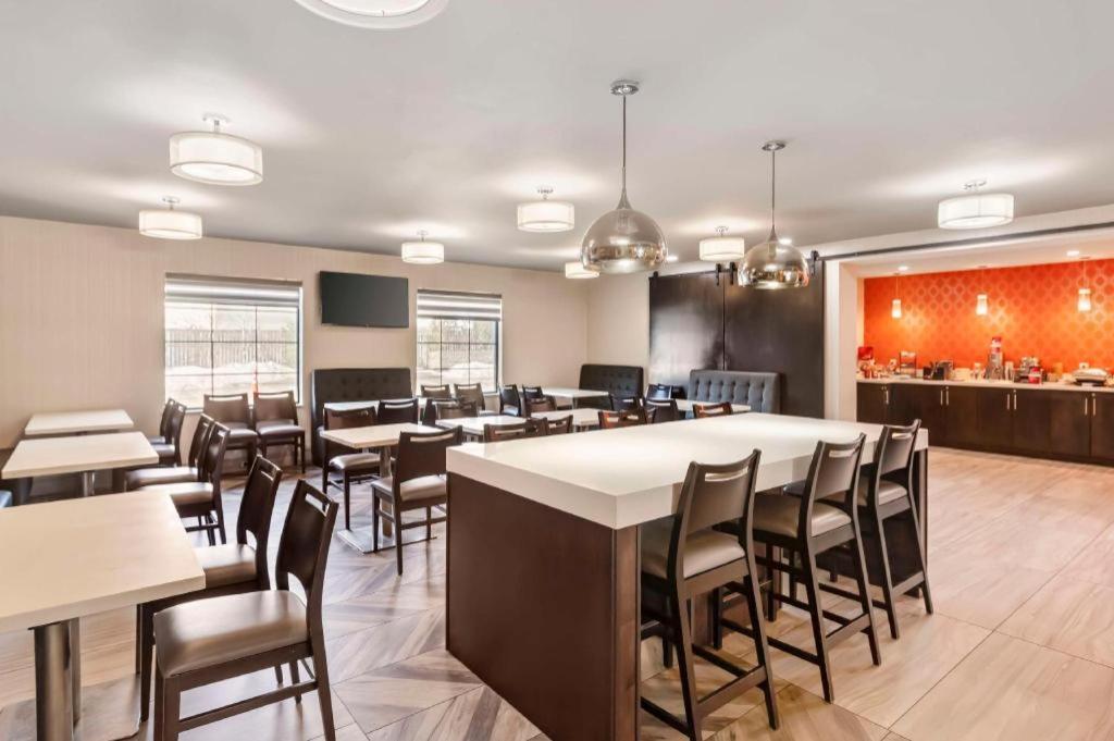 Best Western Plus Executive Inn - Photo 4