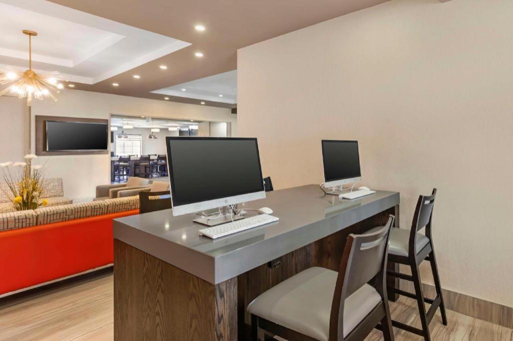 Best Western Plus Executive Inn - Photo 18