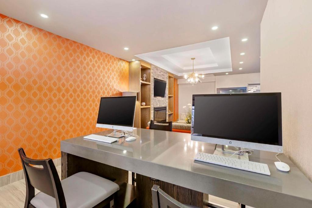 Best Western Plus Executive Inn - Photo 15