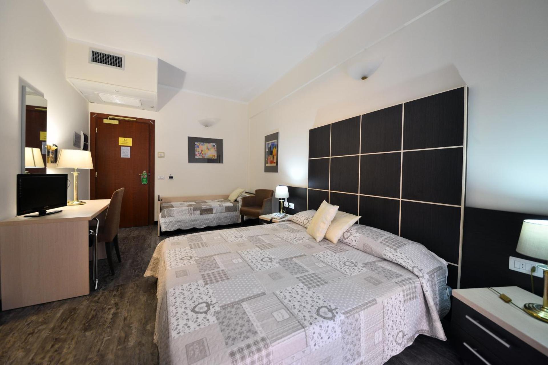 Hotel Ferrari - Photo 51