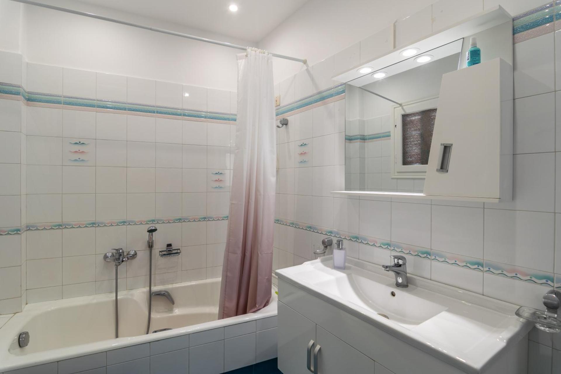 Uncle John's House with View - Photo 37