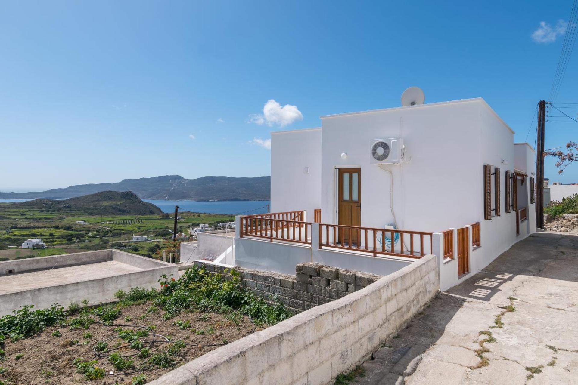 Uncle John's House with View - Photo 10