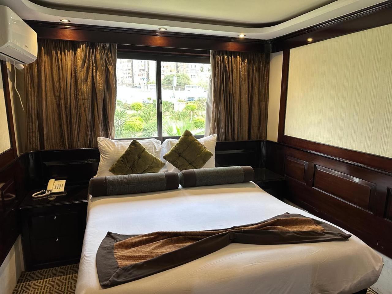 مركب ريفر بوت River Boat