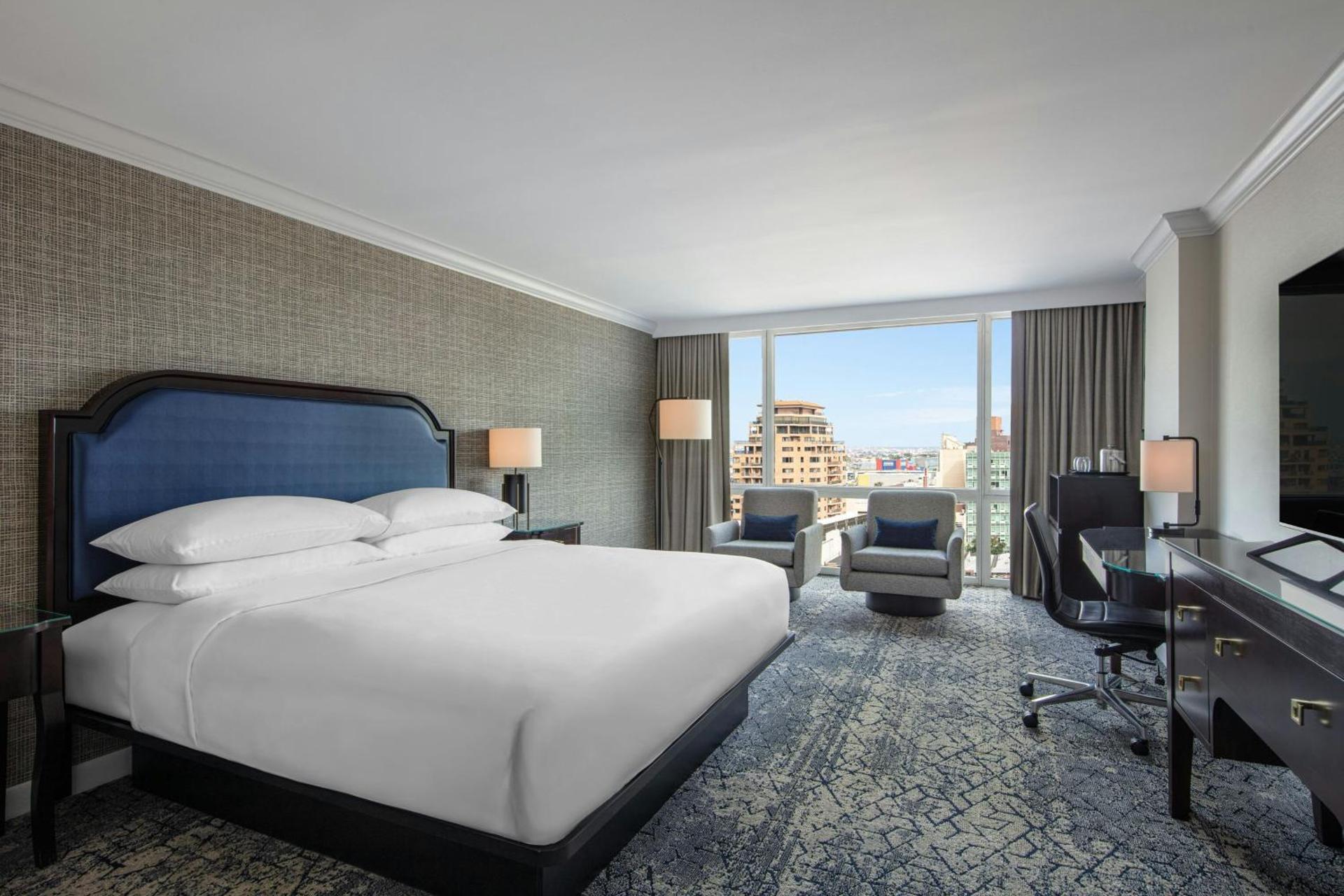 Sheraton LaGuardia East Hotel - Photo 2