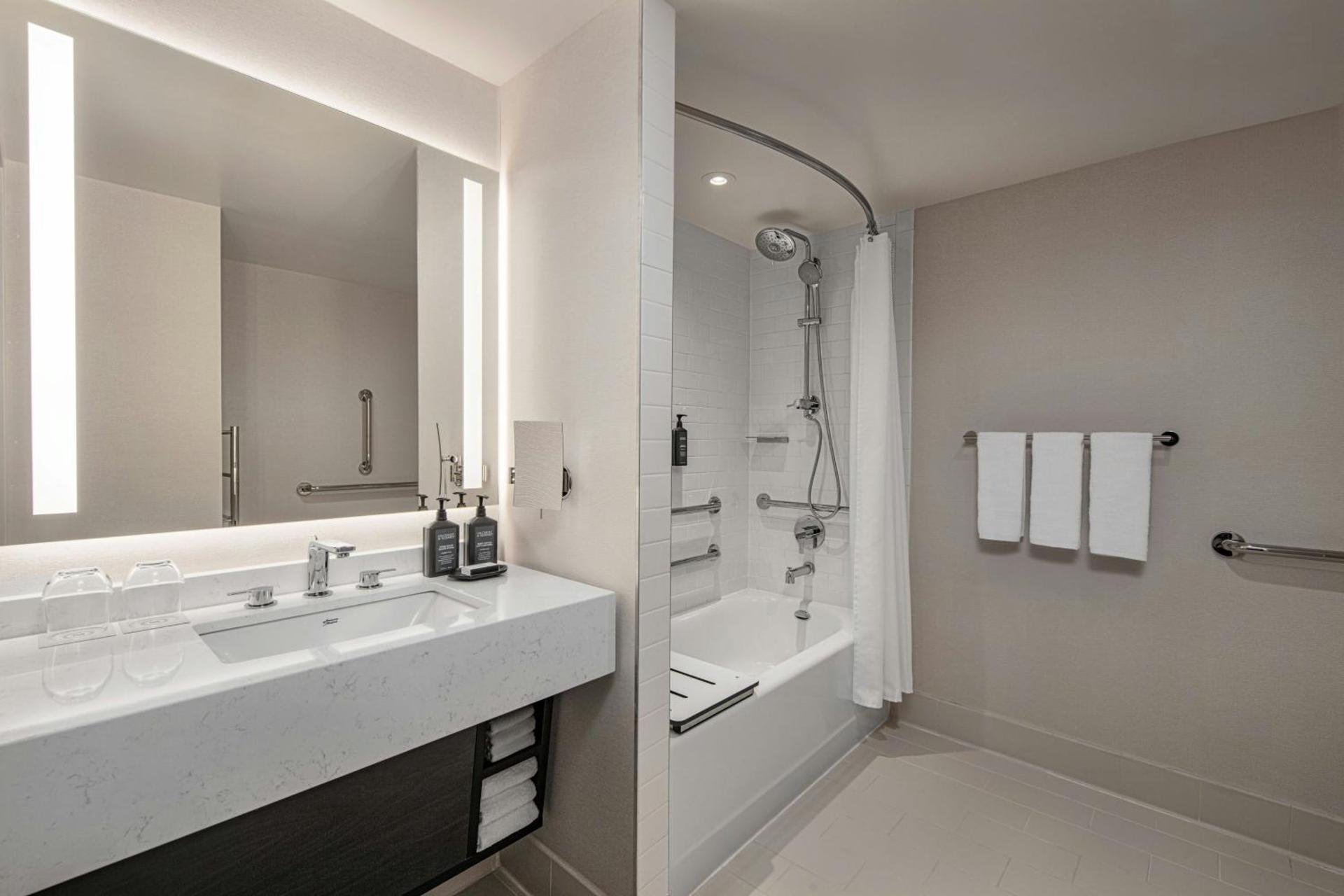 Sheraton LaGuardia East Hotel - Photo 17