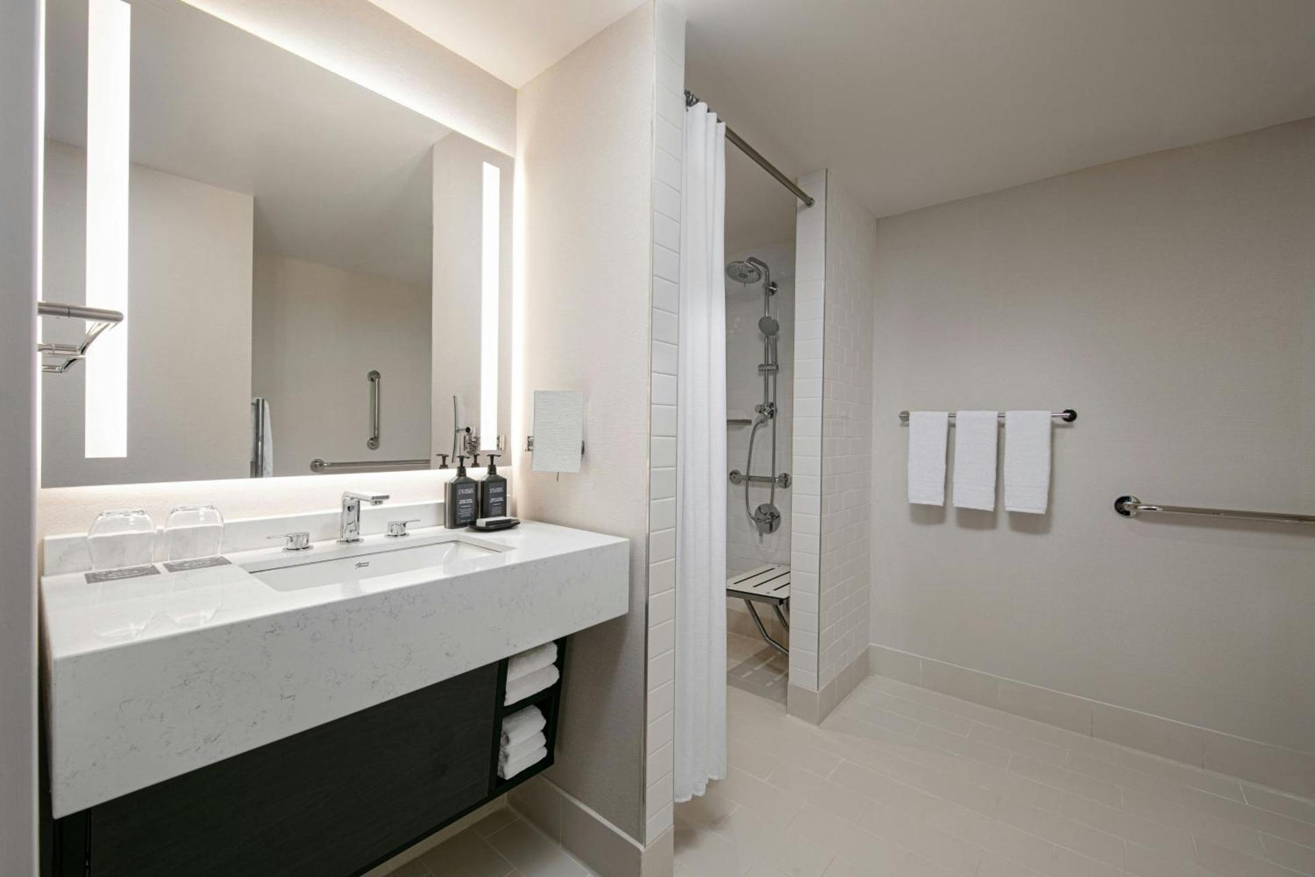 Sheraton LaGuardia East Hotel - Photo 18