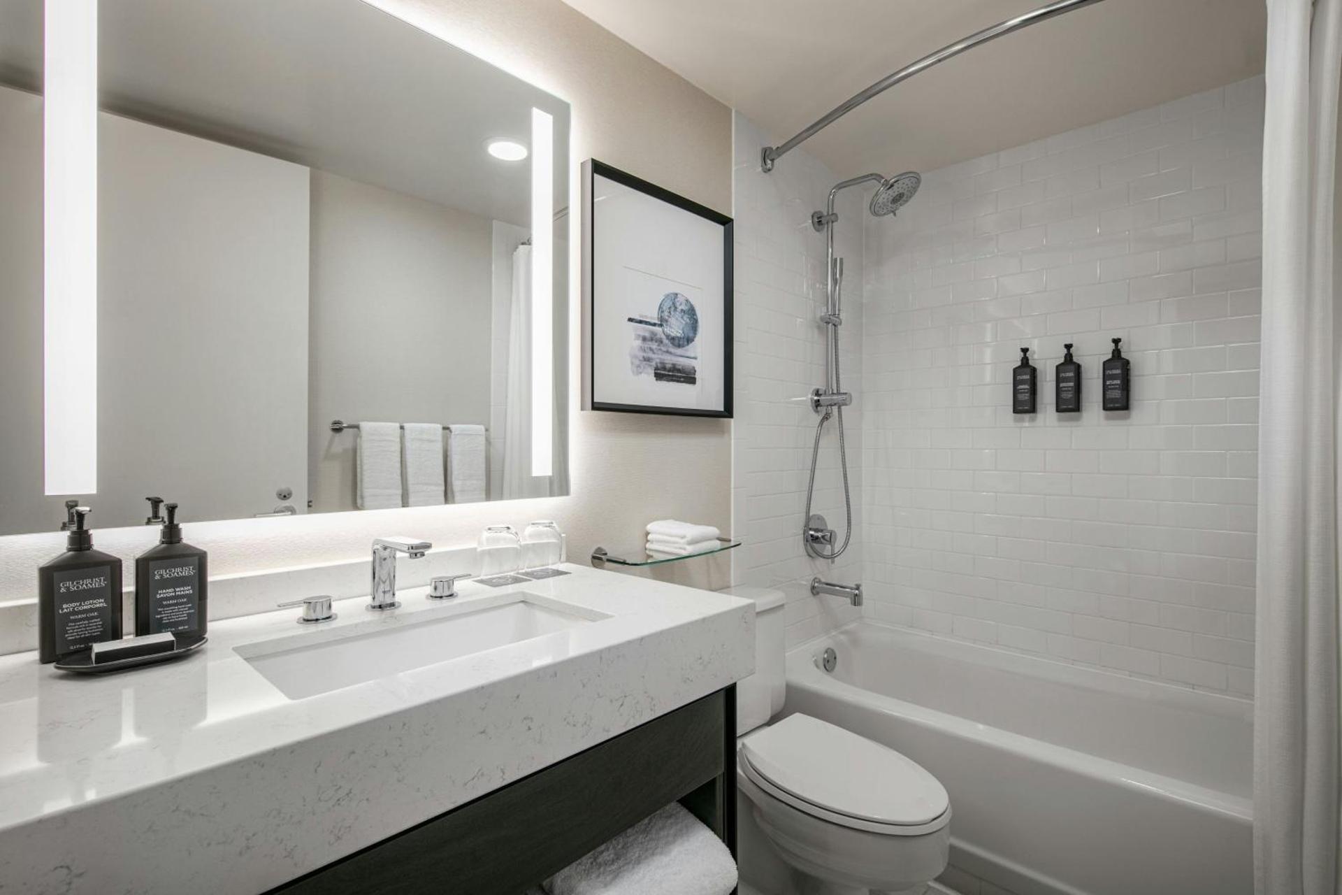 Sheraton LaGuardia East Hotel - Photo 10