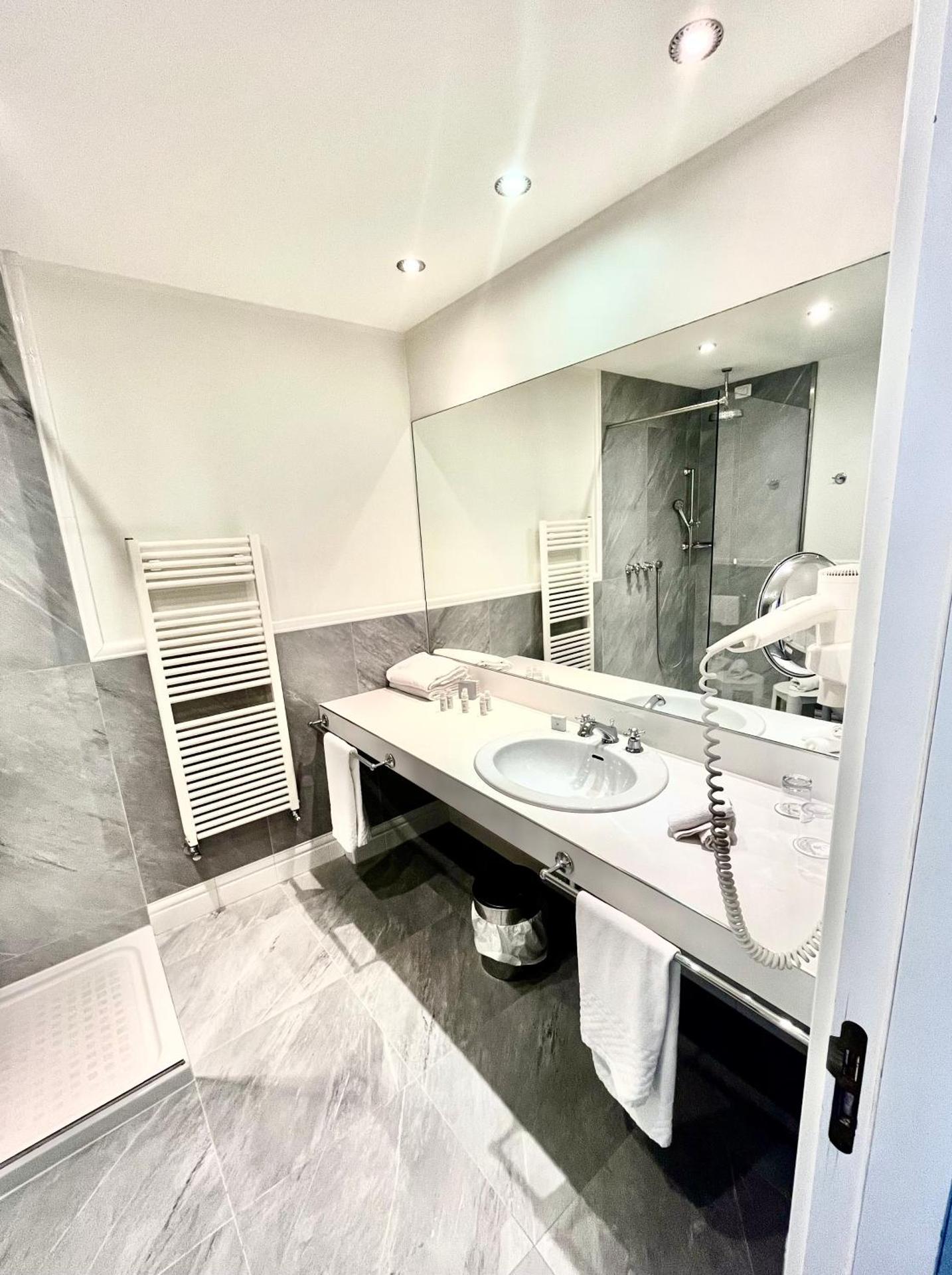 Hotel Riviera & Maximilian's - Photo 20