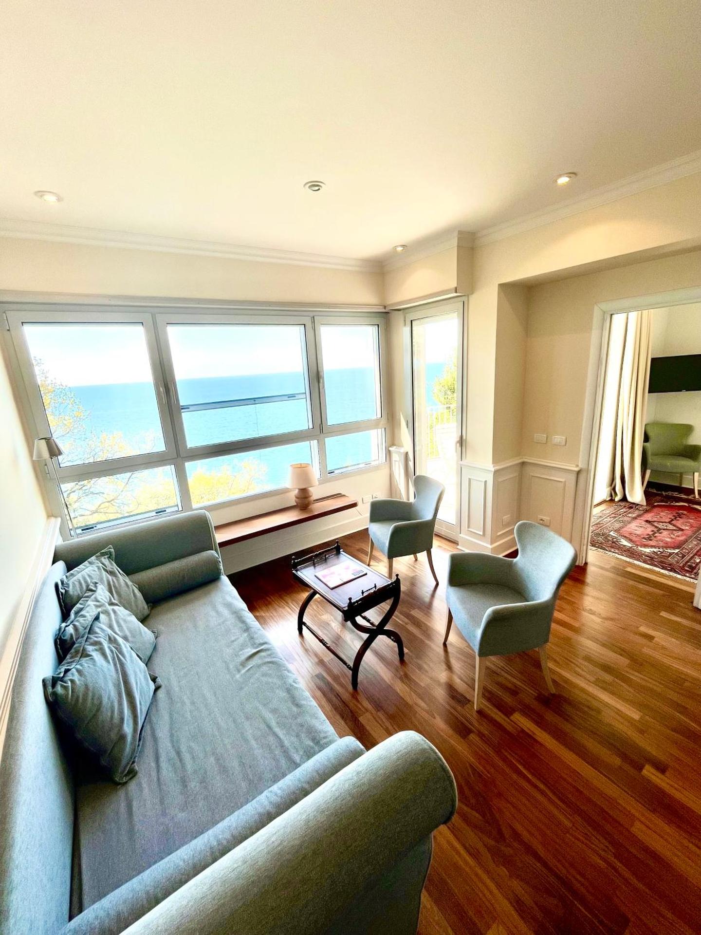 Hotel Riviera & Maximilian's - Photo 21