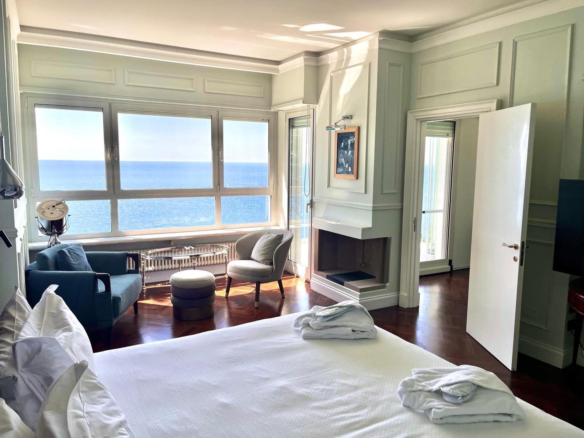 Hotel Riviera & Maximilian's - Photo 22