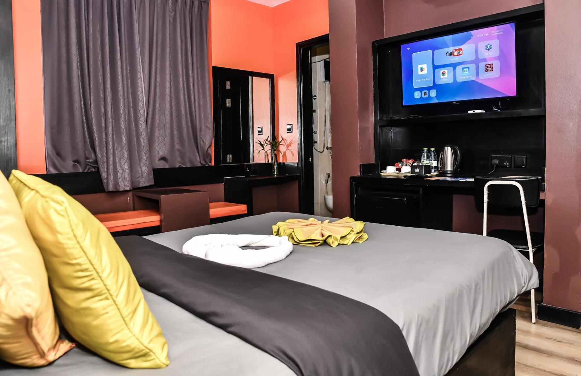 The Beehive - Photo 63