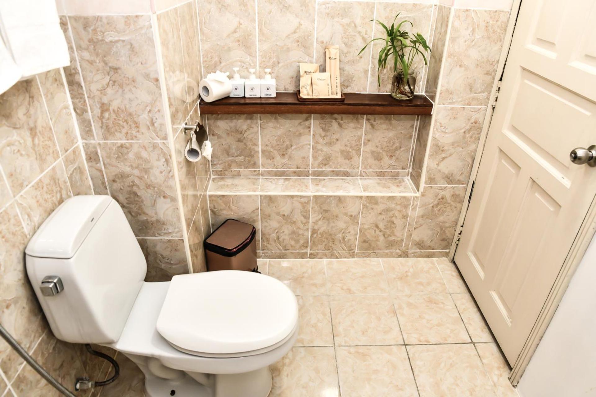 The Beehive - Photo 25