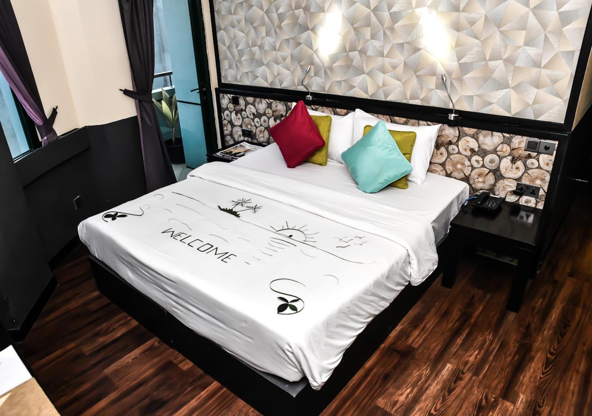 The Beehive - Photo 6