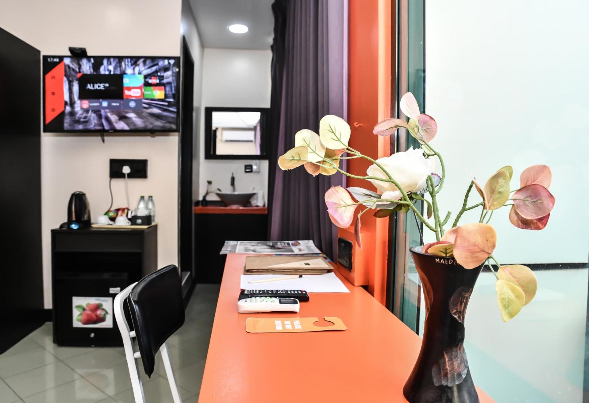 The Beehive - Photo 14