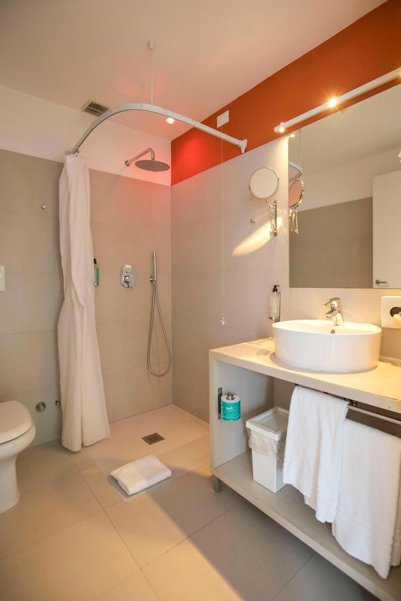 Deluxe Double Room with Balcony - Photo 3