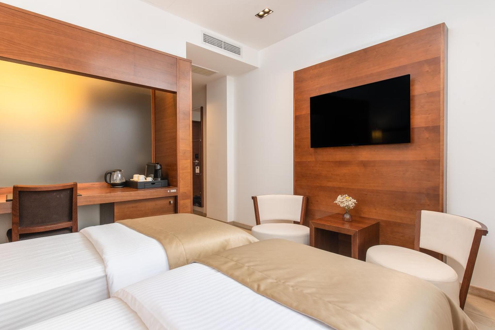 Marmont Heritage Hotel - Photo 12