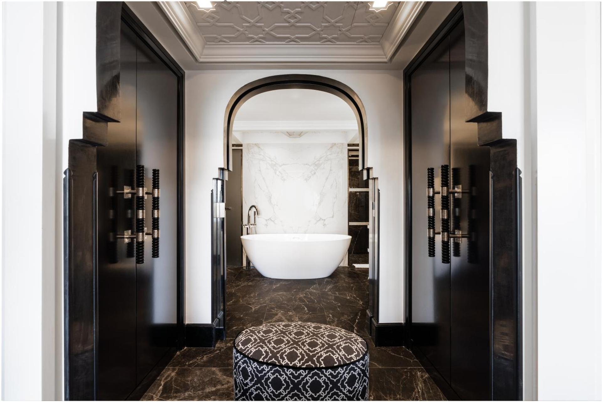 Prestige King Suite with Balcony and Mountain or Pool View