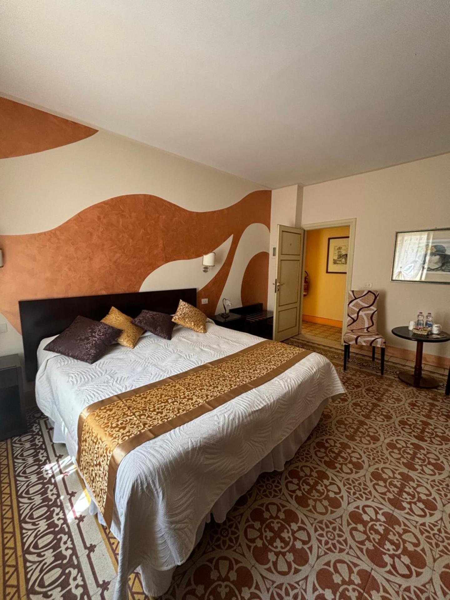 Antica Residenza Santa Chiara -City Center - Photo 33