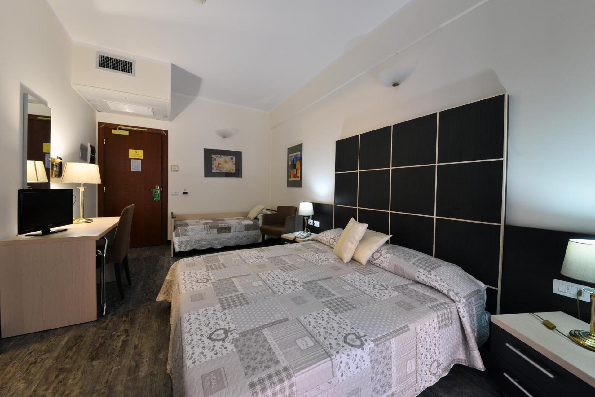 Hotel Ferrari - Photo 67