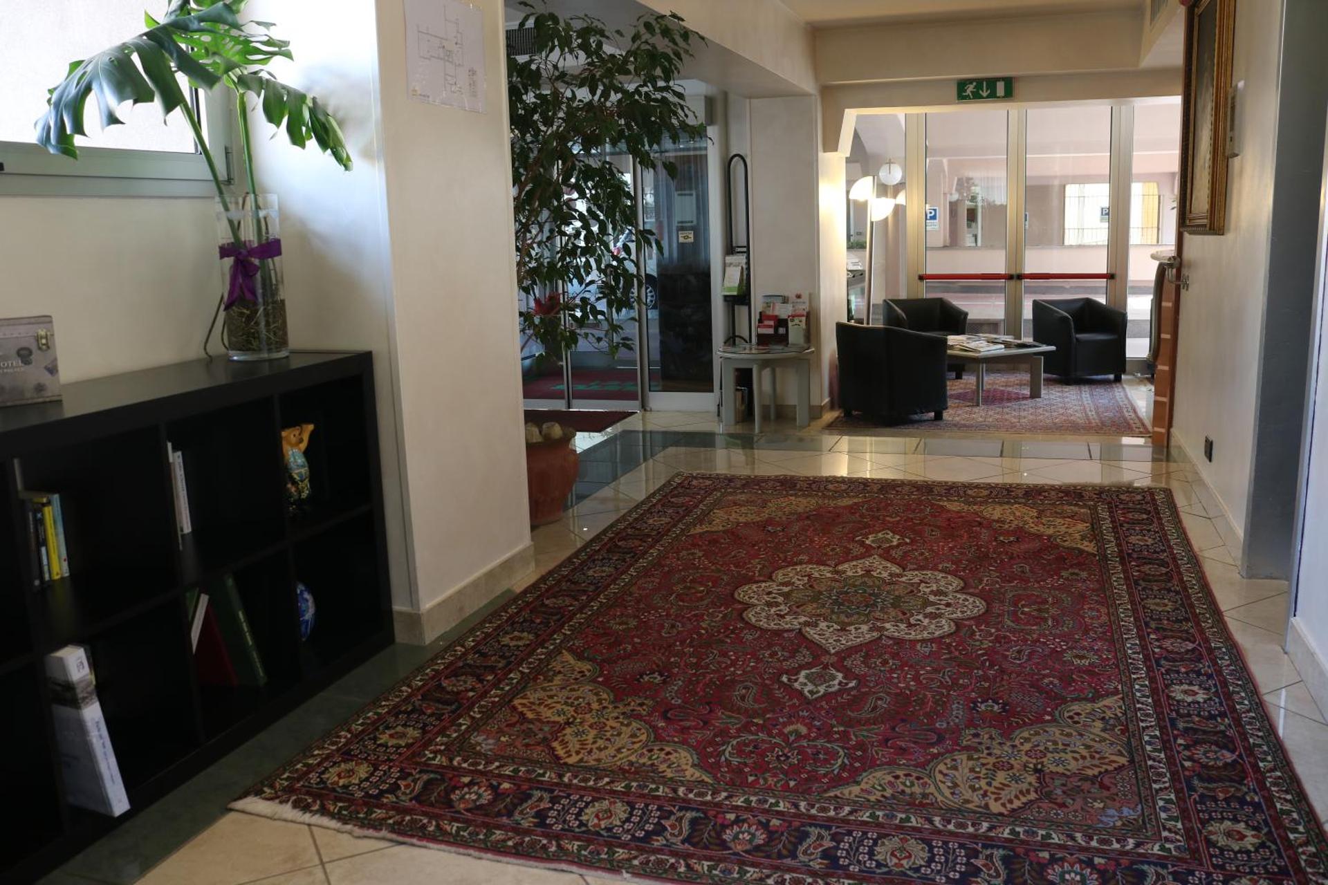 Augustus Hotel - Photo 13