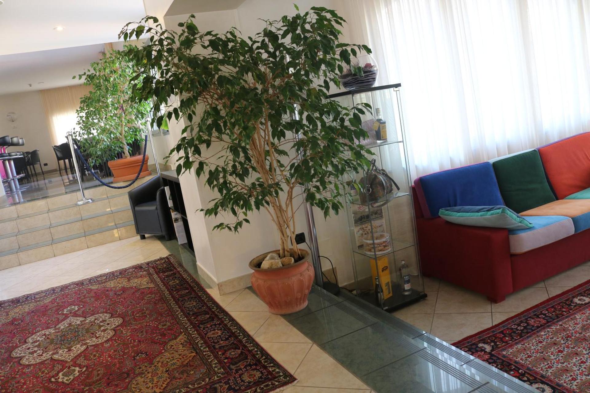 Augustus Hotel - Photo 12