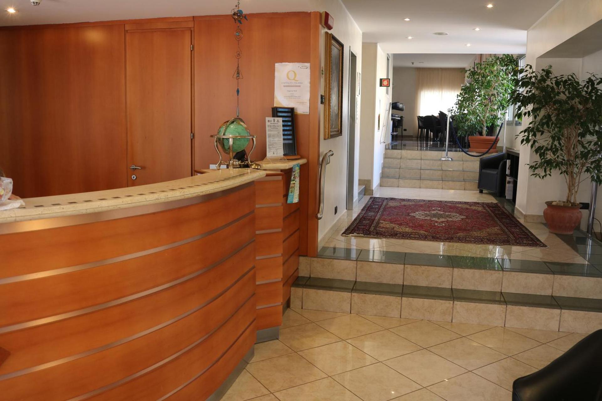 Augustus Hotel - Photo 11