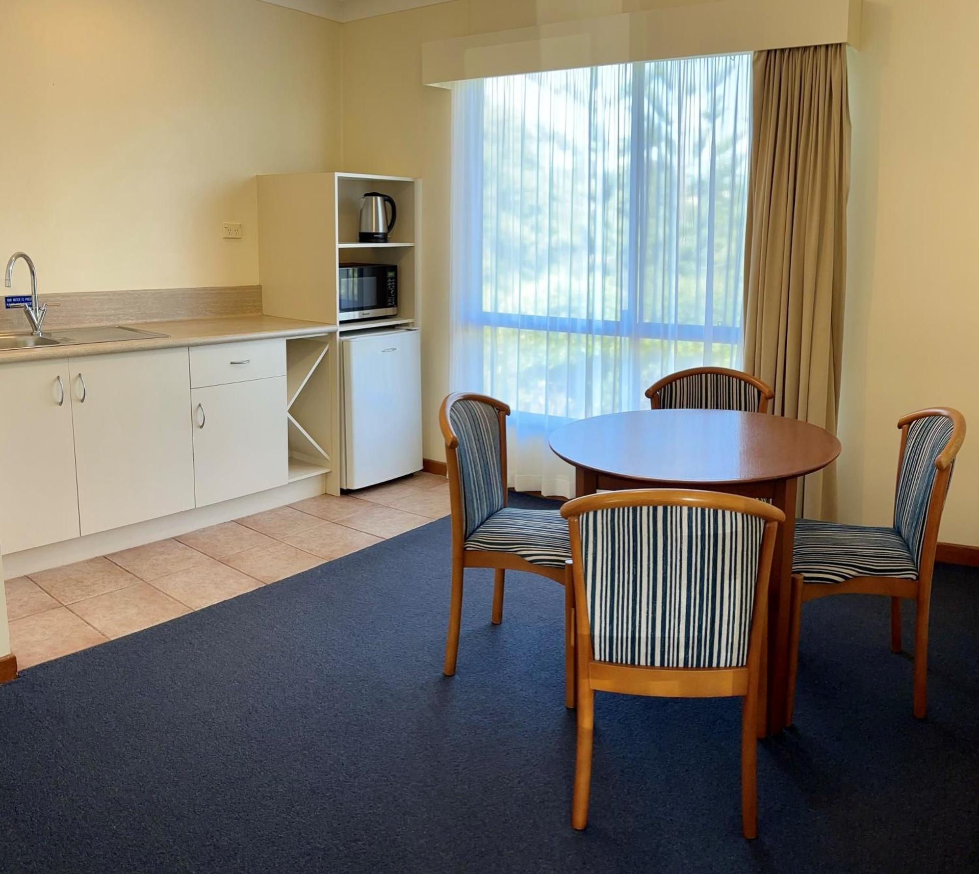 Governors Lodge - Photo 2