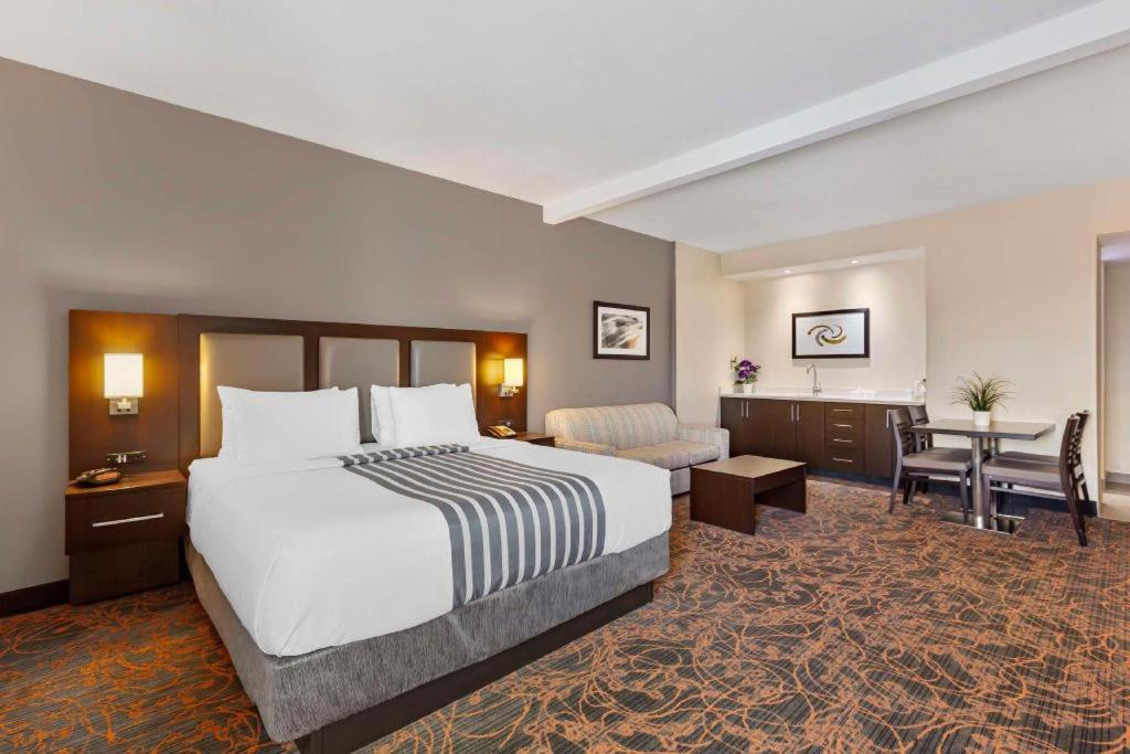 Best Western Plus Executive Inn - Photo 47