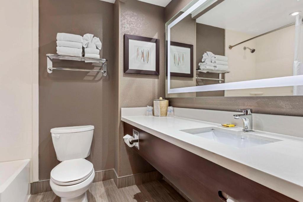 Best Western Plus Executive Inn - Photo 56