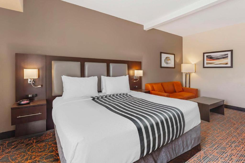 Best Western Plus Executive Inn - Photo 61