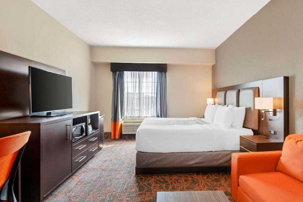 Best Western Plus Executive Inn - Photo 58