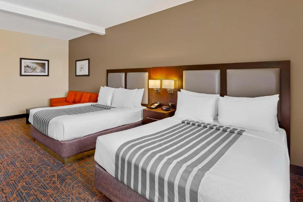 Best Western Plus Executive Inn - Photo 78