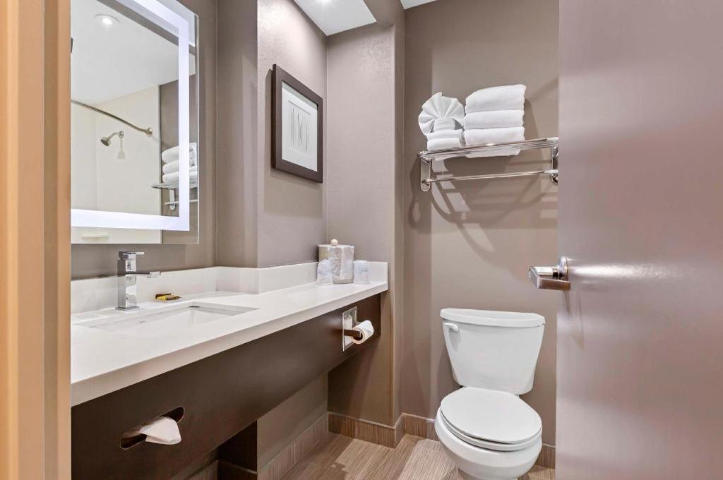 Best Western Plus Executive Inn - Photo 79