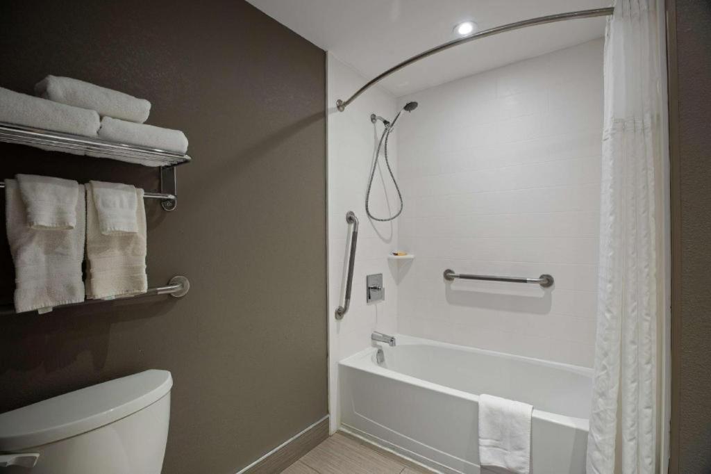 Best Western Plus Executive Inn - Photo 83