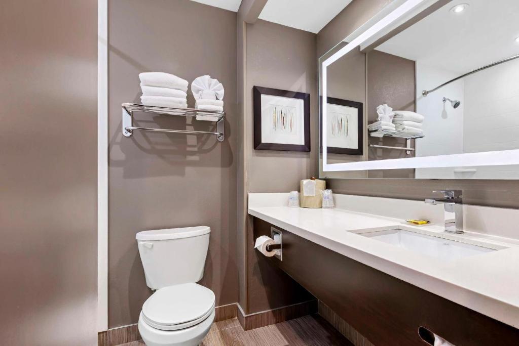 Best Western Plus Executive Inn - Photo 98