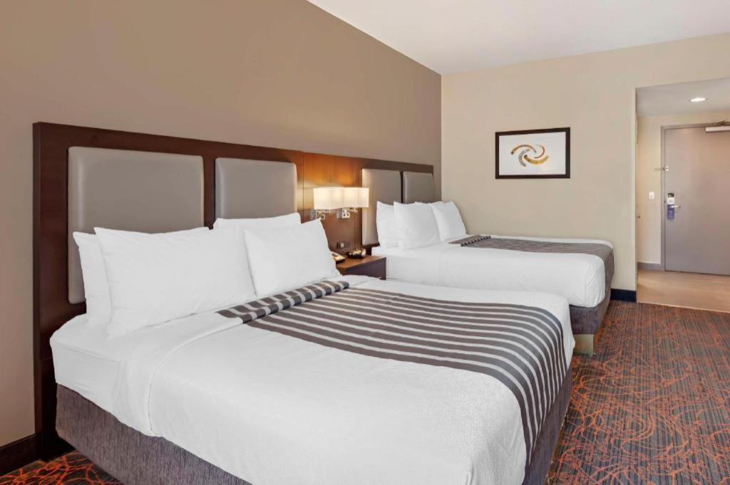 Best Western Plus Executive Inn - Photo 103