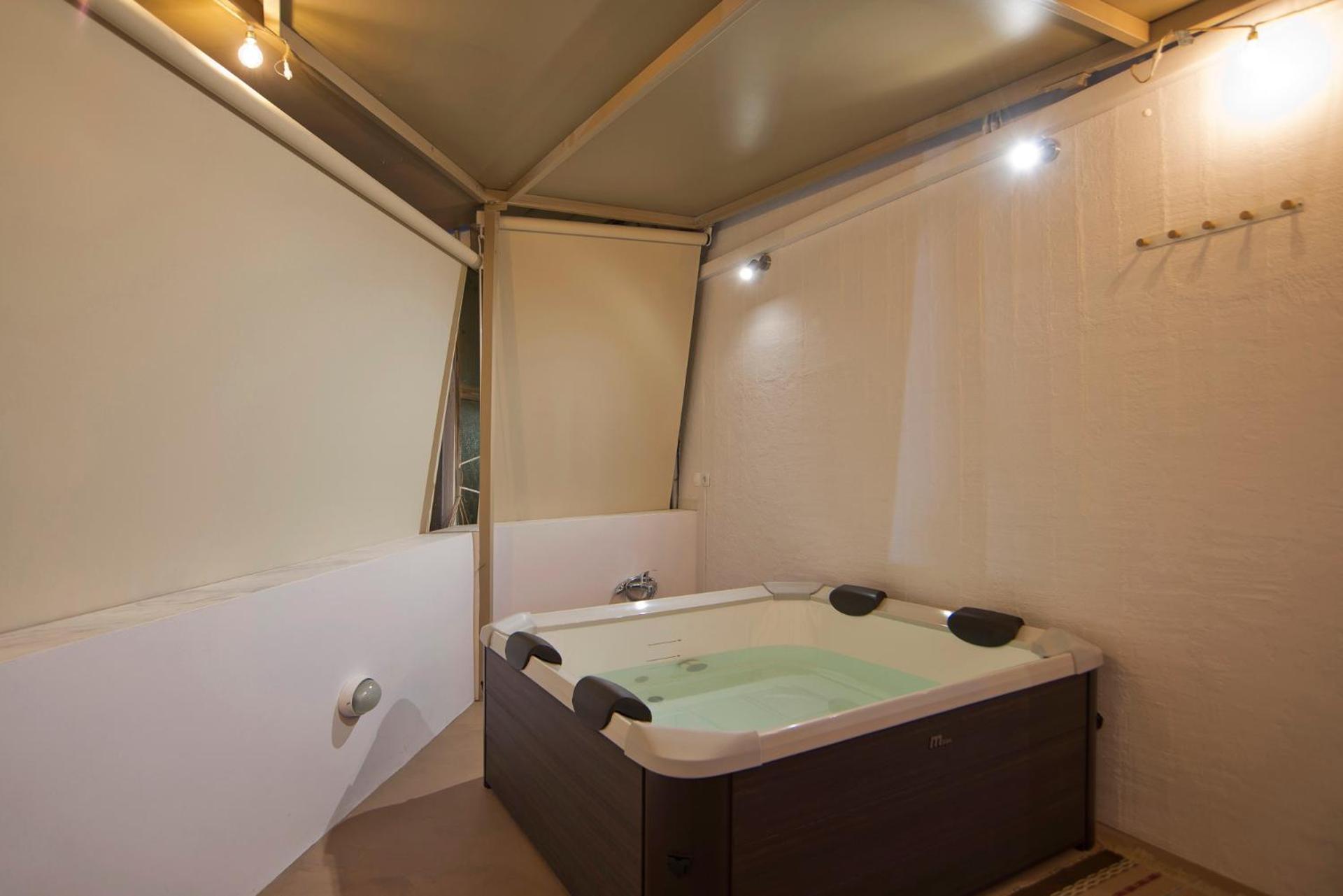 Kary's Acropolis View Luxury 2BR, 2 BA, Jacuzzi - Photo 10
