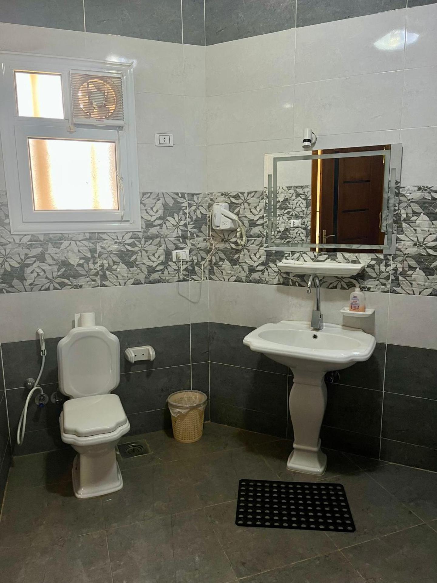 Luca Pyramids Inn - Photo 24