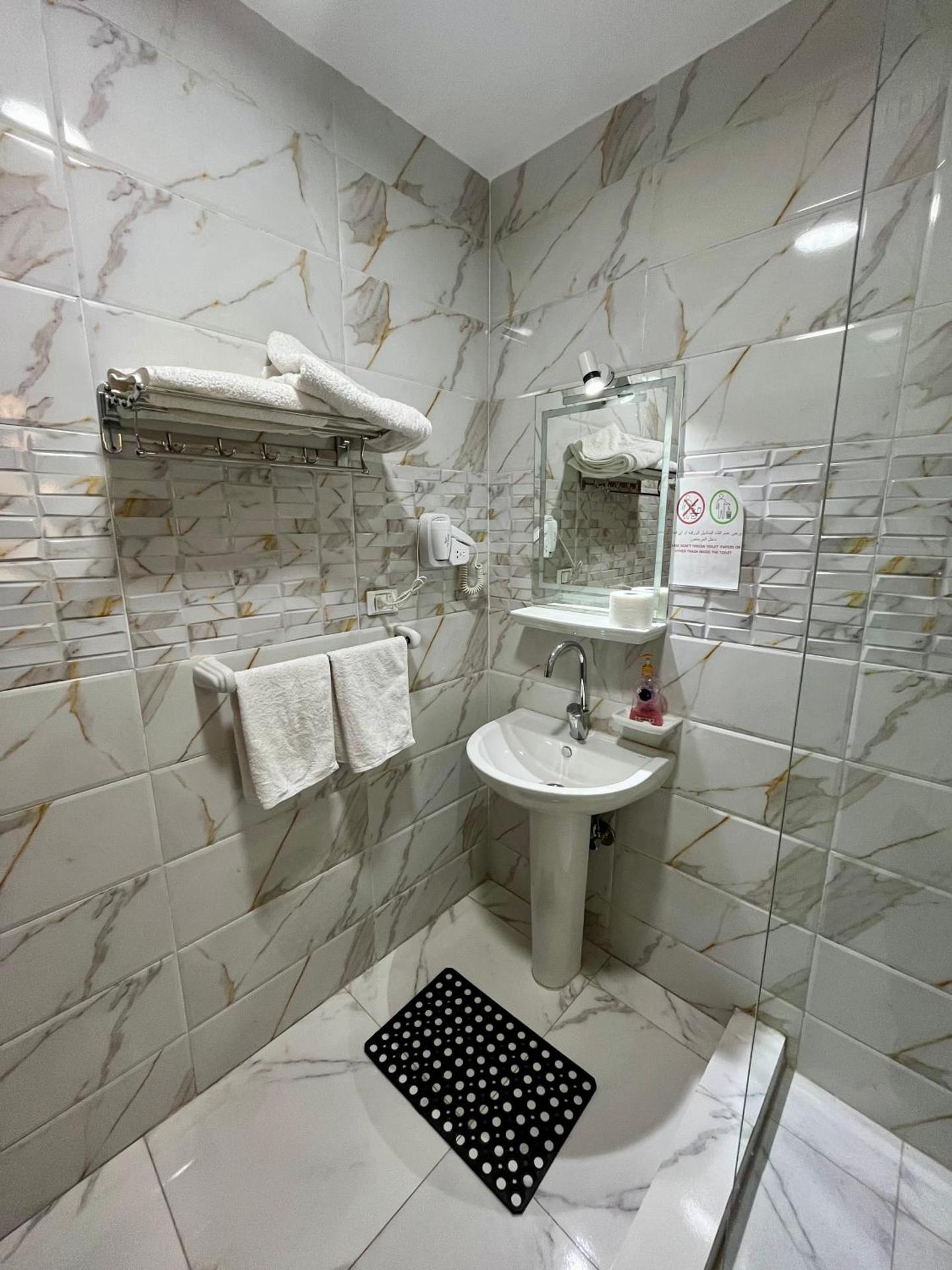 Luca Pyramids Inn - Photo 33