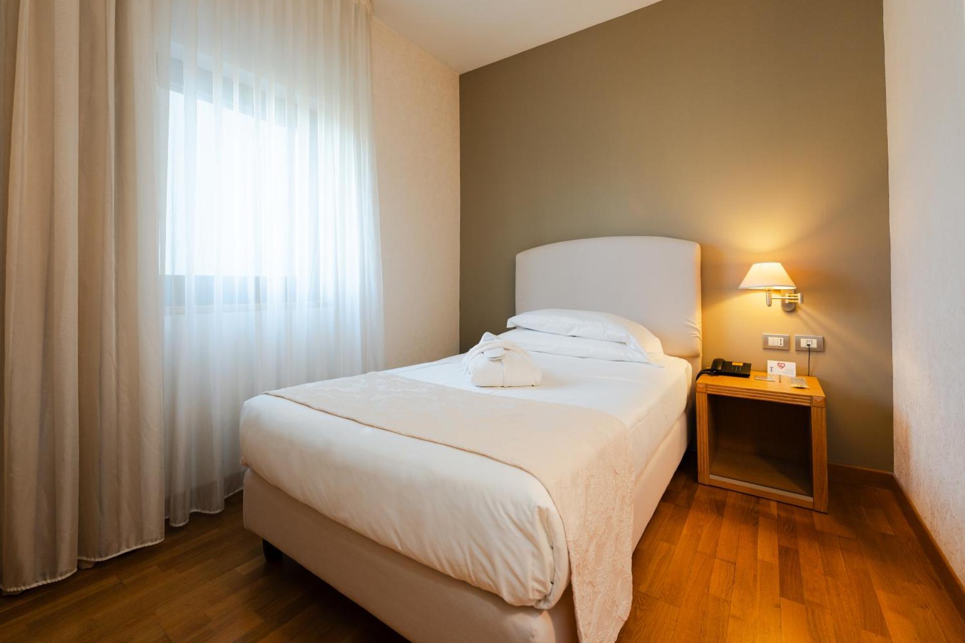 Hotel Touring - Photo 2