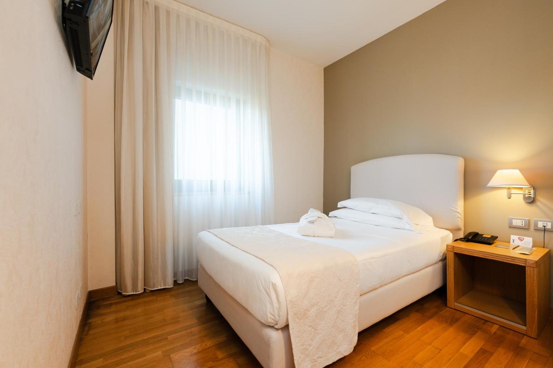 Hotel Touring - Photo 5