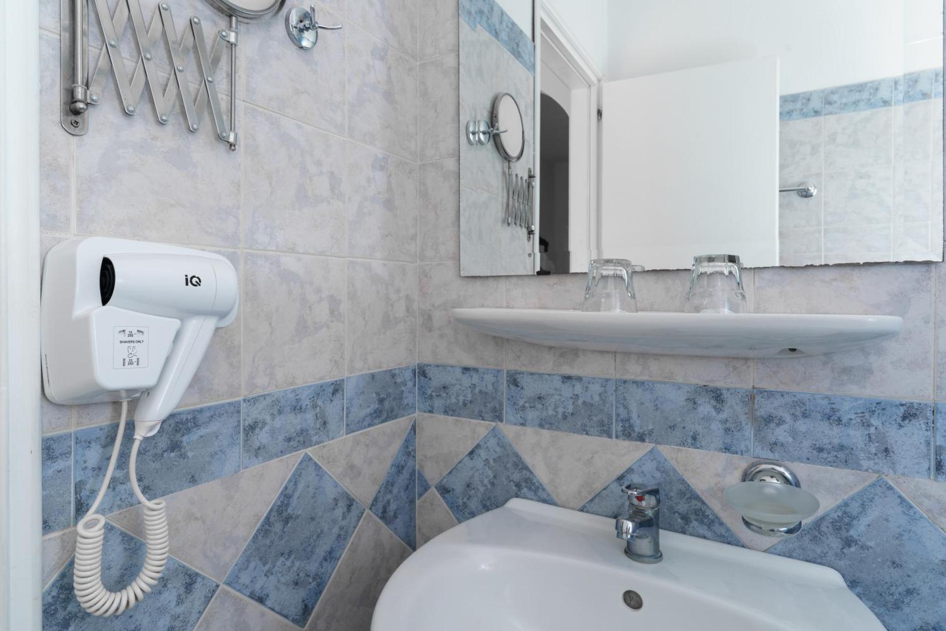 Paros Inn Seafront - Photo 37