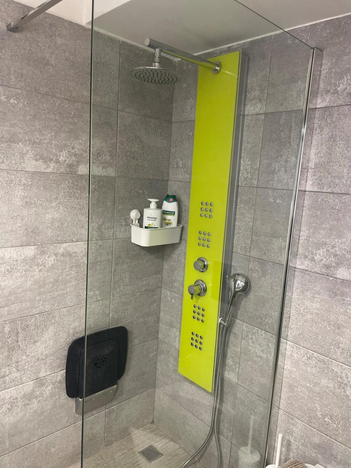 Lovehome - 4BD Villa with views-15mins to airport,10mins to MEC ΑΕ- 2mins to bus stop ,10mins to Suburban Railway on foot - Photo 11