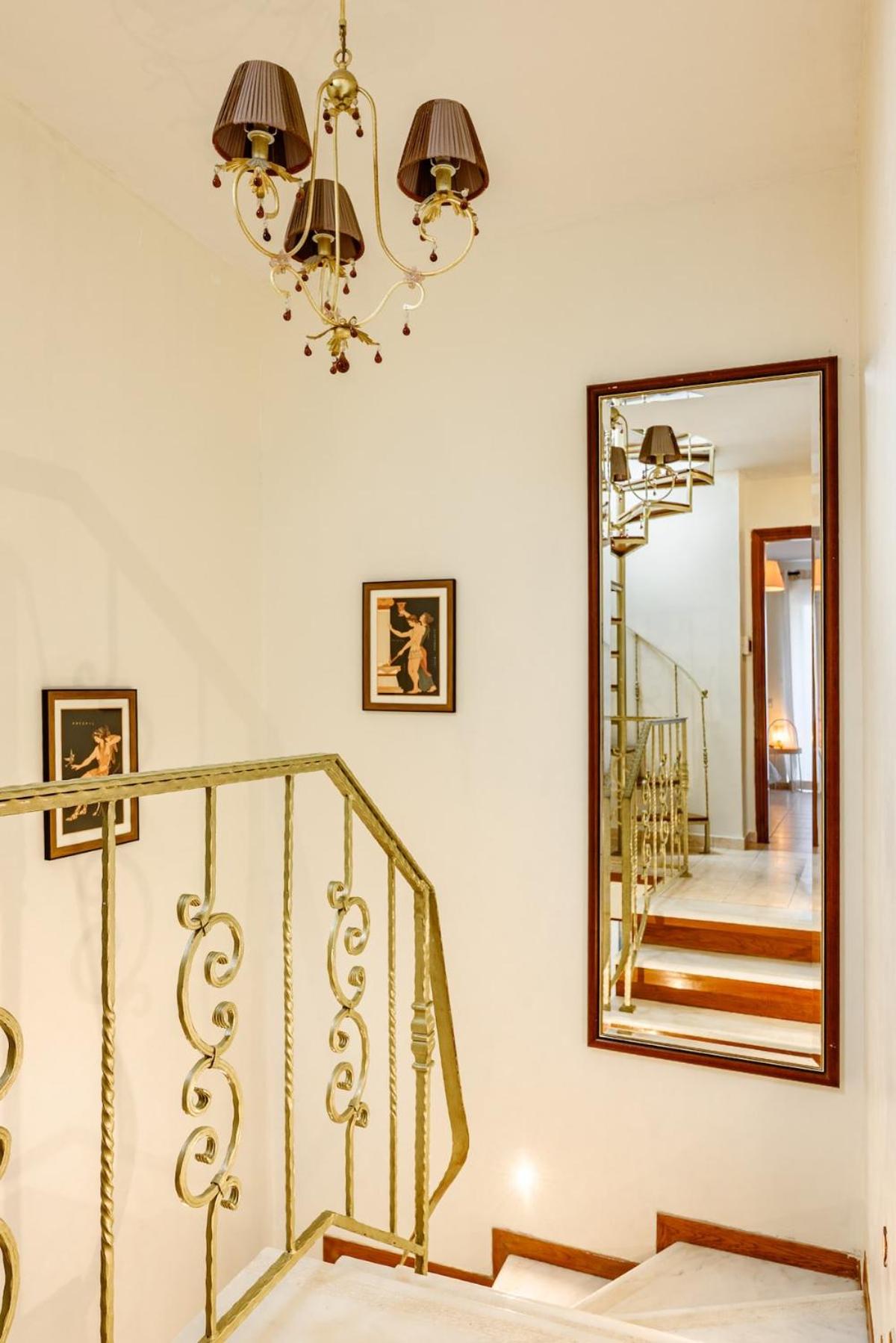 Lovehome - 4BD Villa with views-15mins to airport,10mins to MEC ΑΕ- 2mins to bus stop ,10mins to Suburban Railway on foot - Photo 9