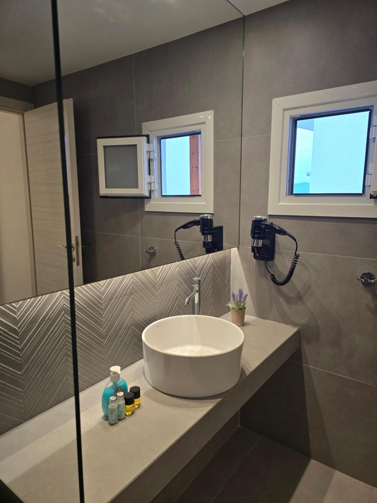 Hotel Alexandra - Photo 16