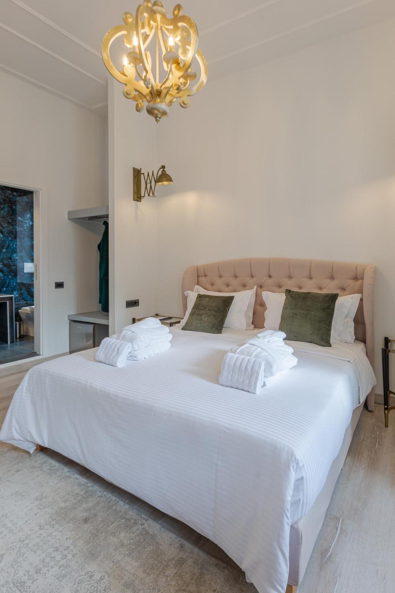 Deluxe Queen Room - Photo 2