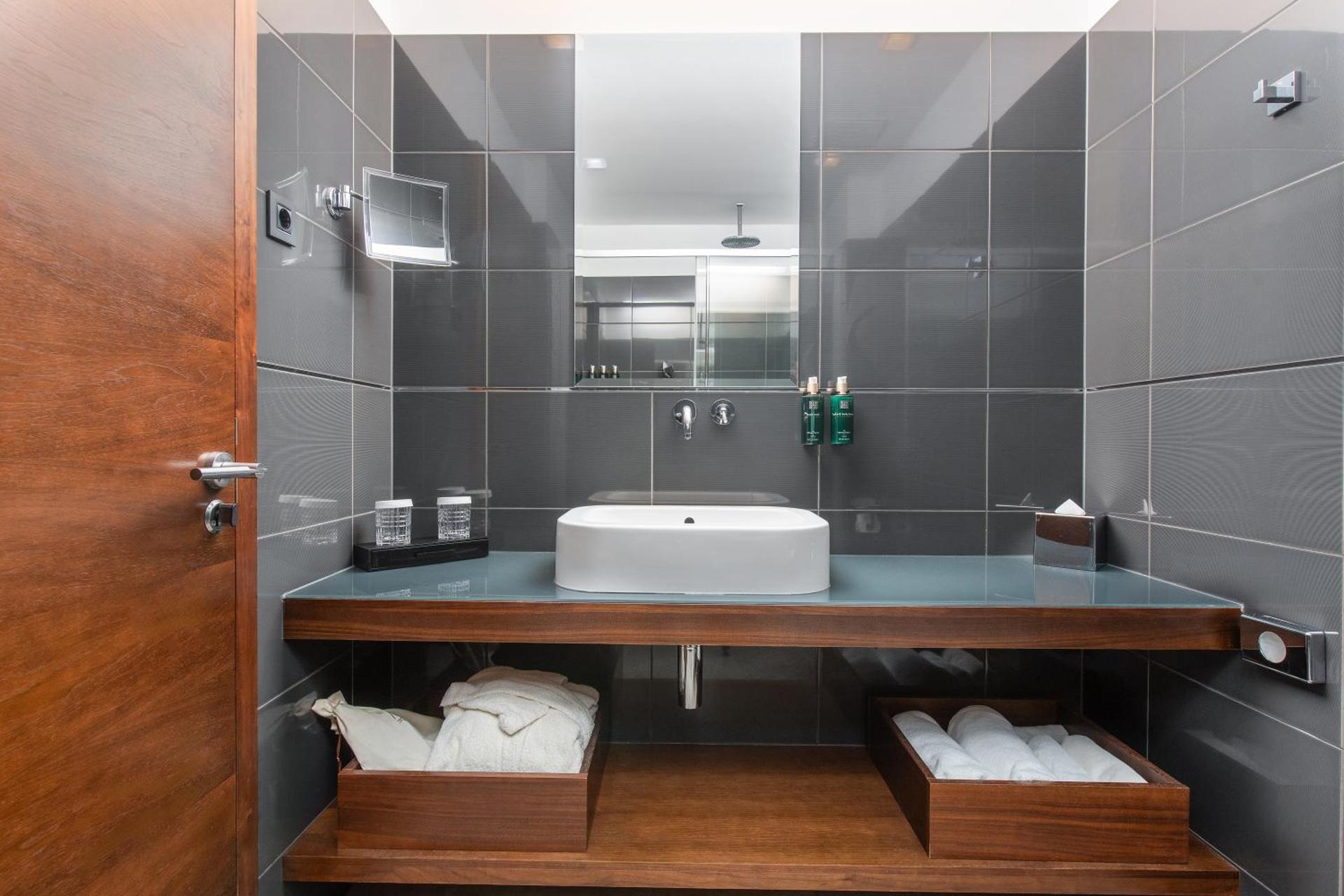 Marmont Heritage Hotel - Photo 32