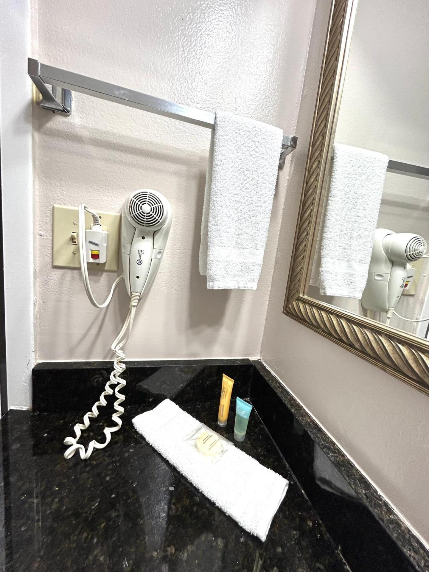 Shining Light Inn & Suites - Photo 6