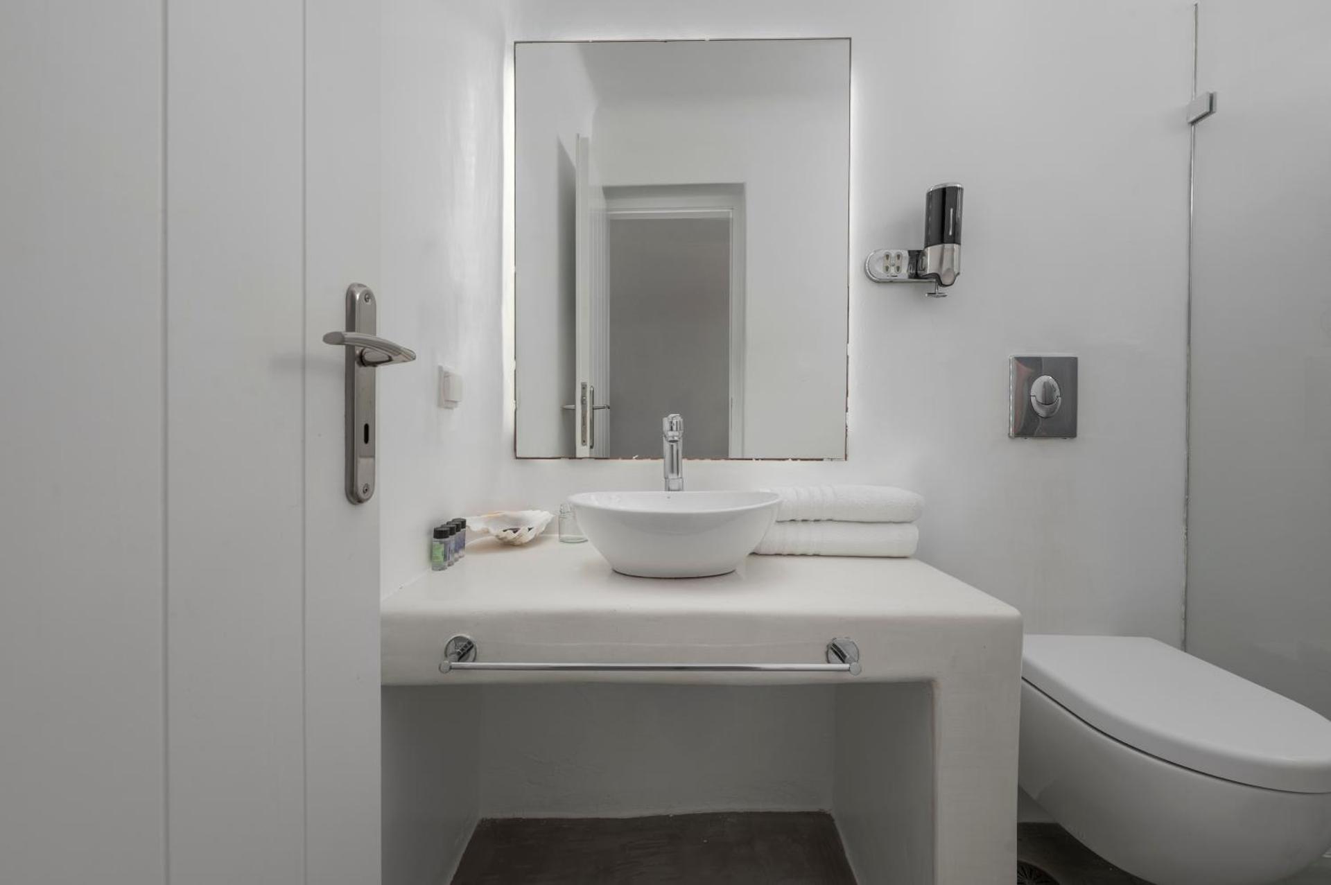 Flaskos Luxury Suites - Photo 14