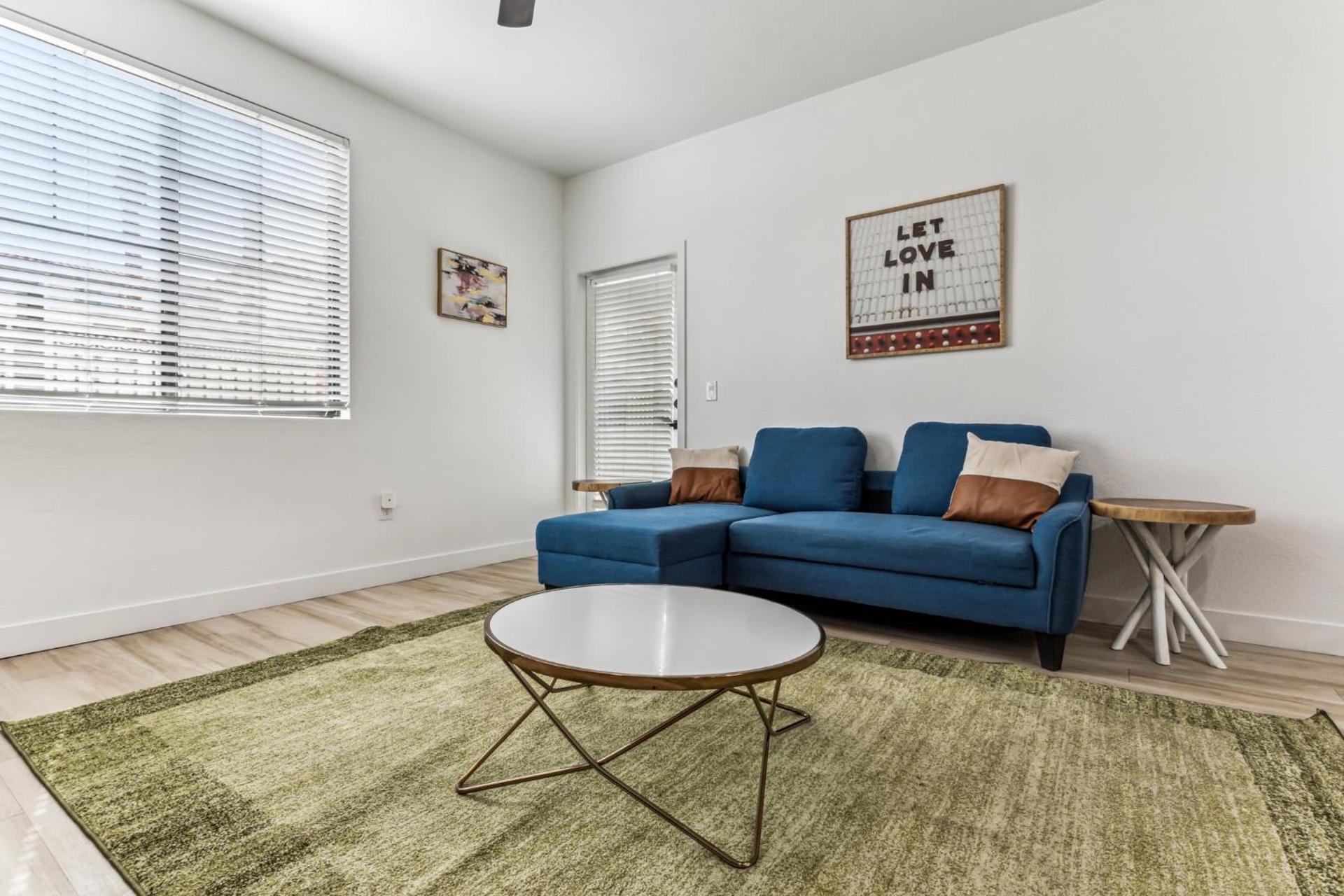 CozySuites Glendale by the stadium with pool 20 - Photo 3